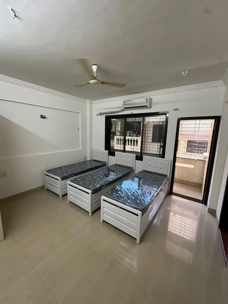 Bright, furnished AC room with balcony at 05 Guest House