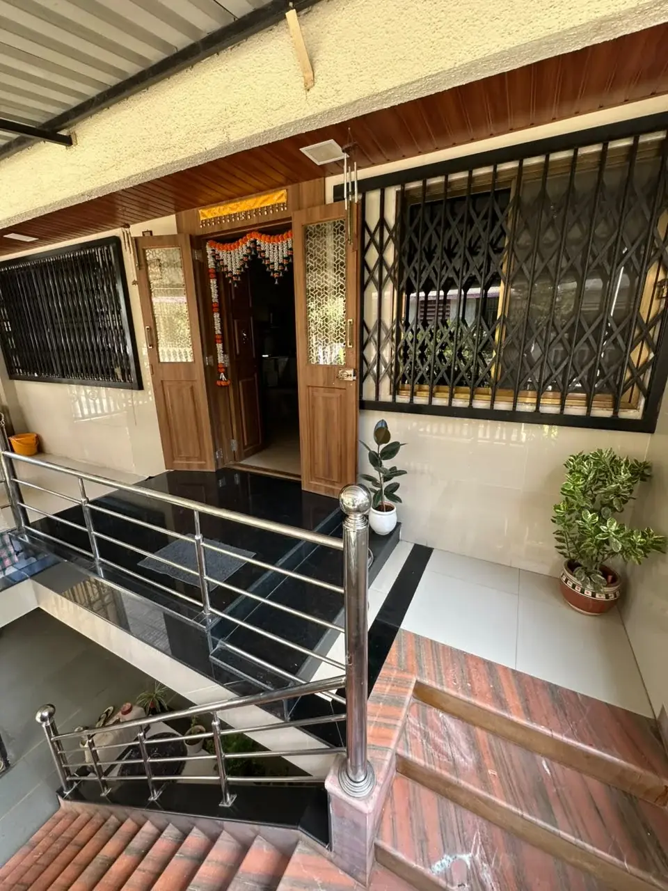 Porch and entrance with polished granite